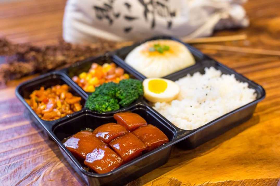 工廠級全自動盒飯封口包裝機：高效封口，鎖鮮增效